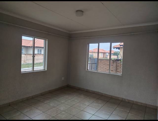 3 BEDROOM TOWNHOUSE FOR SALE IN WATERKLOOF HILL ESTATE